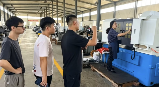 团队深入制造车间,面对面与工厂技术人员沟通,近距离观摩生